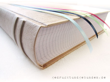 Notizbuch mit 1000 Seiten kariert, Hardcover-Bucheinband, runder Buchrücken mit falschen Bünden, 4 Lesebänder, fadengehefteter Buchblock, Bucheinbandmaterial Stoff antik-white-pearl.