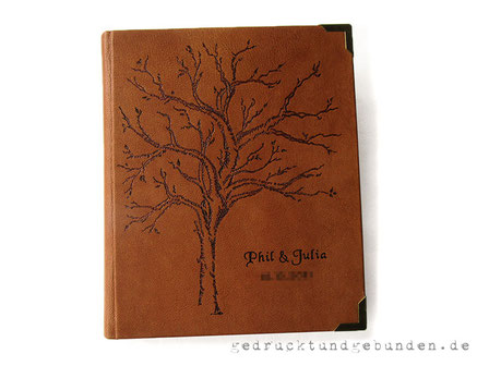 Lederbranding von Hand Baum Namen Datum, Hochzeitsgästebuch, Hardcover-Bucheinband Leder naturbraun, individueller Druck im Buch, Buchecken.