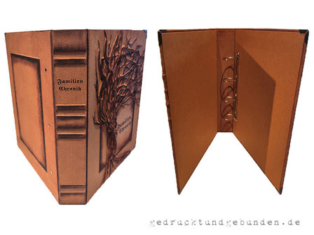 Familienchronik nach Kundenspezifikation, DIN A3+, Spaltleder cognacfarben, Hochrelief Baum mit Branding und farblicher Nachbearbeitung, falsche Bünde, Innenausstattung Buchbinderleinen, 4-Ringmechanik Füllhöhe 45mm, zum Selbsinfügen von A3-Drucken