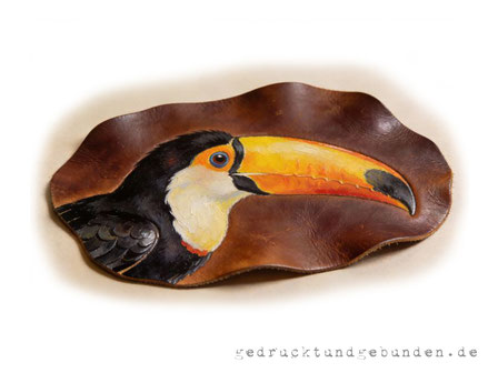Ledermalerei "Tukan" mit Acryl-Lederfarben auf braunem Dickleder, für detailreiche Darstellungen mit Farbverläufen.