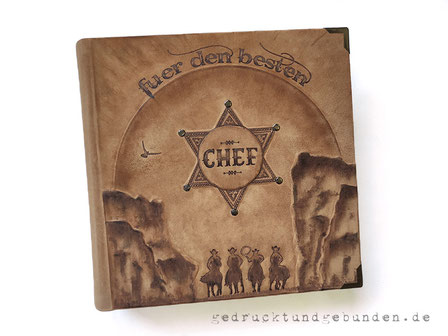 Lederalbum mit Relief und Brandmalerei nach Kundenspezifikation, Spaltleder hellbeige/-braun, Fotoalbum mit 100 Blatt naturweiß.