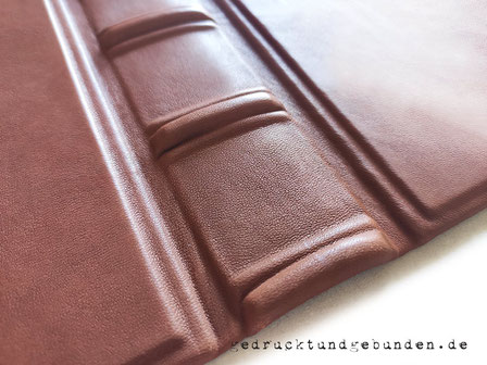 Individuelle und personalisierte Familienchronik, Hardcover-Bucheinband 2 Ebenen, Buchrücken mit falschen Bünden, Leder rotbraun, Hardcovereinband mit falschen Bünden.