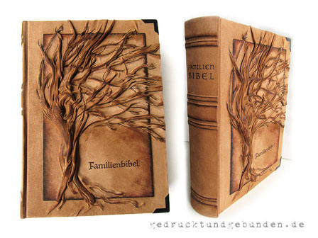 Familienbibel Hardcover-Ledereinband Hochrelief Baum und Buchrücken mit falschen Bünden mit farblicher Nachbearbeitung.