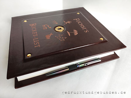 Personalisiertes Abschiedsgeschenk, Hardcover-Bucheinband mit 2. Ebene, Bucheinbandmaterial Leder dunkelcognacfarben, Individuelles: Stifthalter Nieten Kugellager, personalisierter Bucheinband, Gestaltungstechnik Ledergravur: Name, Bucket-List, Symbole.