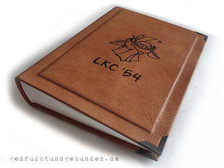 Personalisierte Vereinschronik, Hardcover-Bucheinband mit 2. Ebene, Bucheinbandmaterial Leder naturbraun, Vereinslogo und Schriftzug in Gestaltungstechnik Lederbranding