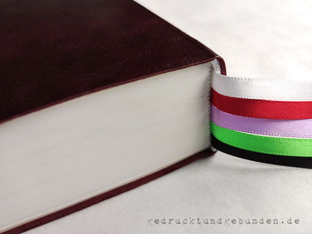 Bibel Softcover-Ledereinband Lesebänder in den Farben des Kirchenjahres weiß, rot, violett, grün und schwarz