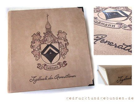 Lederalbum Hardcover 35cm x 35cm, 100 Seiten elfenbeinfarben, Leder rau natur-sand, Lederbranding Familienwappen und Schriftzug, Eckenschutz