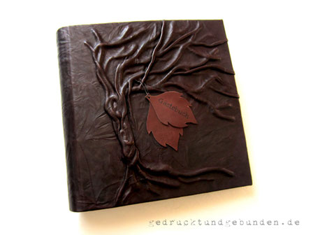 Lederfotoalbum Hardcover Hochrelief Baum, Applikationen aus Leder in Form Laubblättern beschriftet