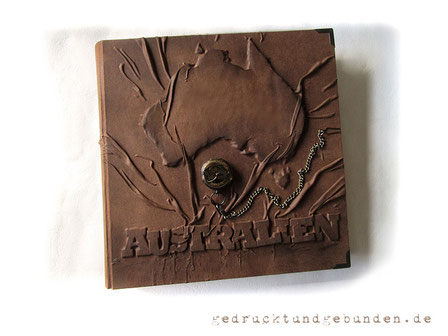XL Fotoalbum Hardcover Hochrelief Schriftzug Kontinent Australien Format 35cm x 35cm 100 Seiten Fotoalbum antikbraun Kompass mit Kette