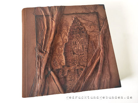 Lederalbum mit Hochrelief und Brandmalerei Angkor Wat nach Kundenspezifikation, Spaltleder hellbraun, Fotoalbum 35cm x35cm, 50 Blatt elfenbeinfarben.