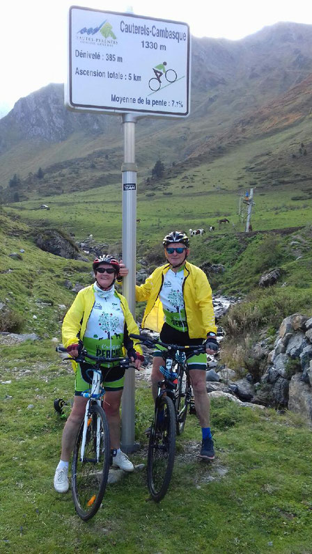 Solange et Paul au sommet du col de Cauterels dans les Pyrénées