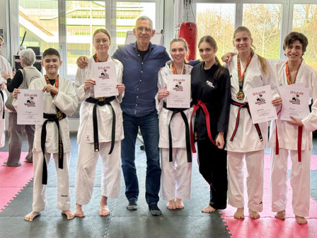 Weiterbildung im Kinder Karate Samurai Kids. Dragan Dimitriev, Sara, Lea Sterk, Chiara Capalbo, Mathilda Elmanowski, Arsen Aydemir. Roland Schellhammer.