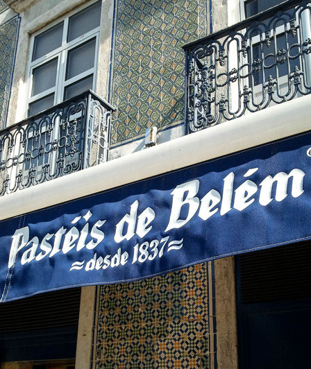 Pasteis de Bleém in der Antiga Confeitaria de Belém (Rua de Belém 84)