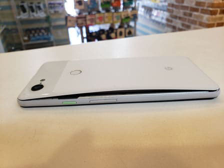 pixel3XLバッテリー膨張でバックパネルが浮いている