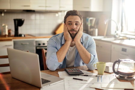"Was mache ich bloß mit meinem Geld?" - Der Frühling ist die beste Gelegenheit, auch die eigene Finanzsituation auf den Prüfstand zu stellen.  Foto: djd/Deutsche Vermögensberatung/Getty