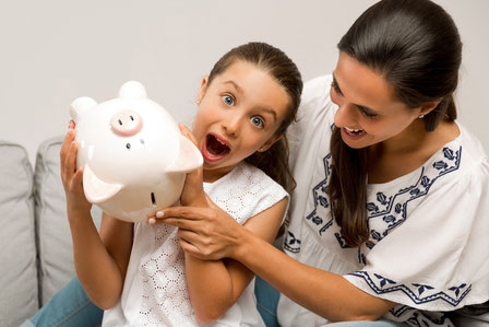 Kinder sind von Geld und den Symbolen, die damit zusammenhängen, fasziniert. Auch Erwachsene sollten sich diese Faszination möglichst erhalten.  Foto: djd/Union Investment/ikostudio - fotolia.com