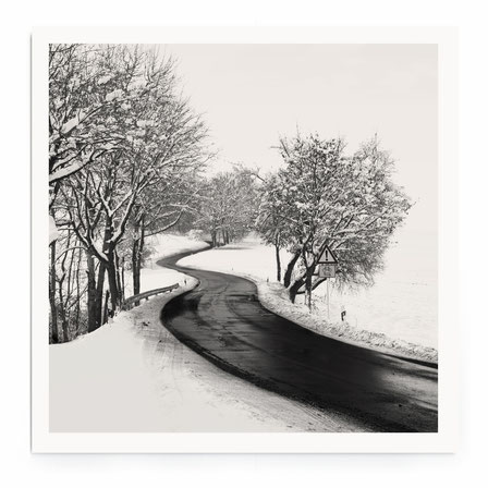"Winding Road" Art Print. Schneelandschaft mit Straße in schwarz-weiß, getönt. 