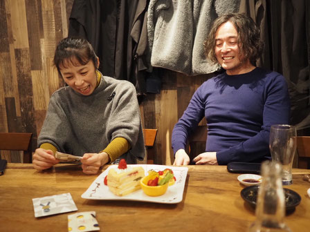 50歳を祝ってもらう夫婦とケーキ