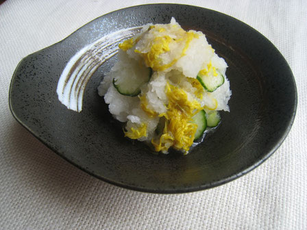 熱湯をまわしかけてから酢の物の彩りに