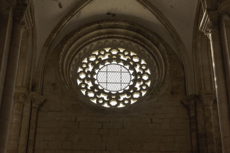 Bild: Fensterrosette in der Mosteiro de Santa Maria de Alcobaça