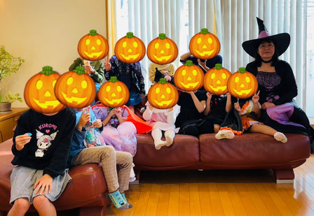 ２０２４年１０月２０日、神奈川県平塚市にある永井ピアノ教室で、ハロウィンお楽しみ会が行われ、その時に撮った生徒さん（幼児から小学２年生まで）の集合写真。