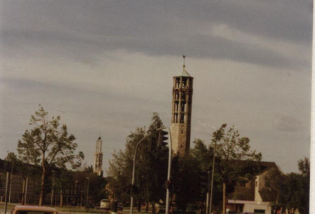 Im Vordergrund die evangelisch-lutherische Christus-Kirche, dahinter die katholische Christophorus-Kirche