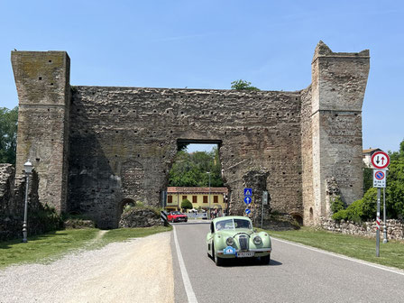 Die Gruppe auf dem Weg durch das Custoza