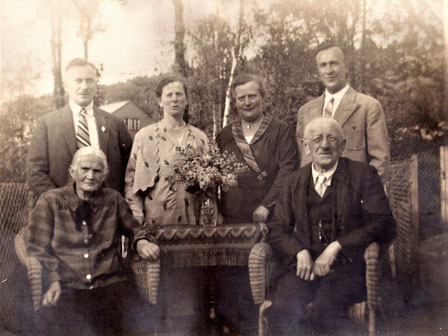 Bild ca. 1935: Oswald und Hulda Wieland mit ihren erwachsenen Kindern Max Wieland, Flora Buschbeck, Frieda Langer und Rudolf Wieland (v.l.)
