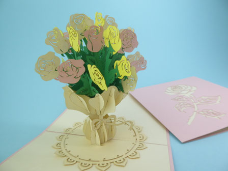Carte pop-up bouquet de roses roses, jaunes et blanches emballées dans un papier et attachée avec un noeud, pour la fête des mères, des grand-mères, la Saint Valentin, en carte d'anniversaire ou en carte de voeux