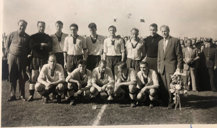 YB Kader 1957 Widmer, Eich, Schneiter, Meier, Leon Walker, Bäriswyl, Heinz Bigler, René Häfeli, Albert Sing, Gilbert Rey, Heinz Geiser, Grütter Housi, Kurt Lindner, Otto Häuptli