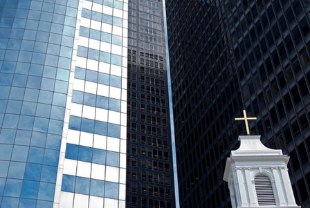 Kirche in New York inmitten der "Kathedralen" der Globalisierung