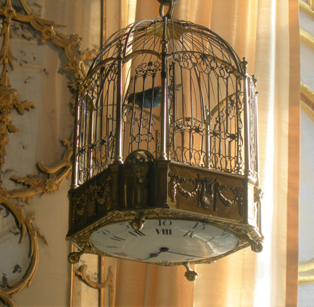 ꧁ Horloge suspendue en forme de cage à oiseau, à l’origine mécanique, fin XVIIe ꧂