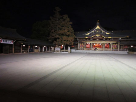 一組参拝している男女が居るだけの、閑散とした広々した境内