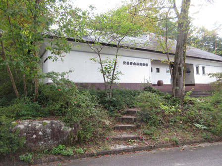樹林に囲まれて趣きのある安曇野山岳美術館