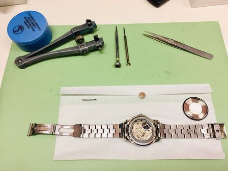 恵那市明智町のメガネのオクダは、腕時計の電池交換や修理、ネットで買った腕時計金属ベルト調節、コマ外しなども承ります。 メガネのオクダは、岐阜県恵那市明智町にある地域唯一の時計修理の専門店です。当店では腕時計のベルト調節、長さ調節、そして駒外しのサービスを提供しており、基本即日に完了します。腕時計のバンドが合わない問題を解決いたします。