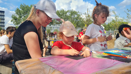 Die kleine Greta und ihre Mama hatten viel Spaß am Basteltisch