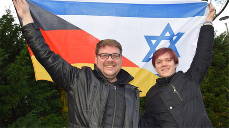 Die beiden Buxtehuder Achim Biesenbach (links) und der Schüler Jannis Kolodzinski sind am deutsch-israelischen Austausch beteiligt. Foto: Thomas Sulzyc