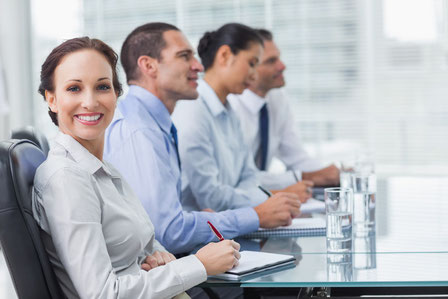 Empleados reunidos en una sala de trabajo de la empresa