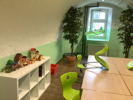 Betreuungsraum mit Pflanzen und Spielsachen