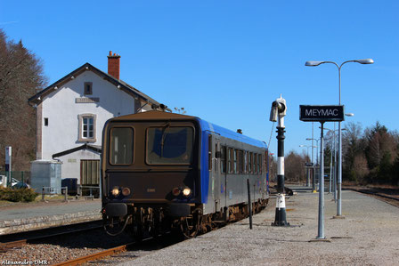 L'X 2208 assure seul ce TER Ussel-Limoges. L'autorail décolle de la gare de Meymac le 06 Mars 2015.