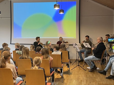 Musiker vom WDR spielen vor Reihen von Viertklässlern