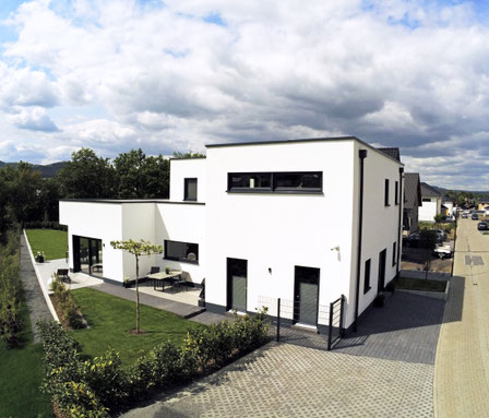 <architektenhaus> <bauhausstil> <immoconsilium> >haus in kruft> <zu verkaufen> >grundstück>