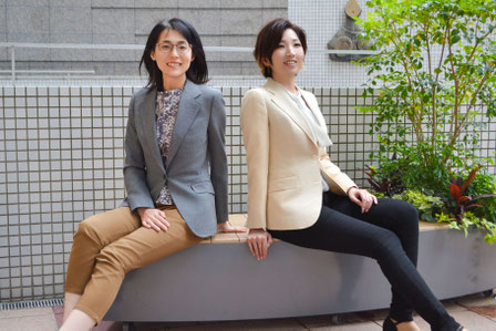 格子柄のスーツを着た女性