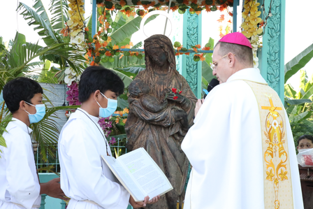 Mgr Olivier Schmitthaeusler prononçant la prière de consécration de l'humanité, en particulier de la Russie et de l'Ukraine, au Cœur Immaculé de Marie, au sanctuaire de Marie Reine de la Paix à Areyksat.