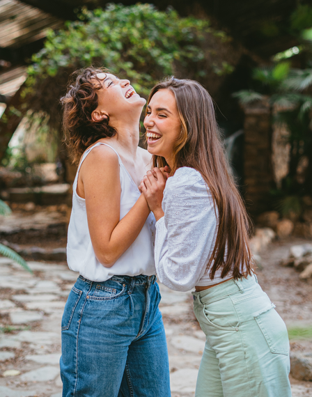 meilleures amies qui rient Analyse astrologique des relations amicales Coaching relationnel avec l’astrologie Comprendre les relations amicales par l’astrologie Analyse des liens amicaux astrologiques Séance d’astrothérapie pour amis cuers