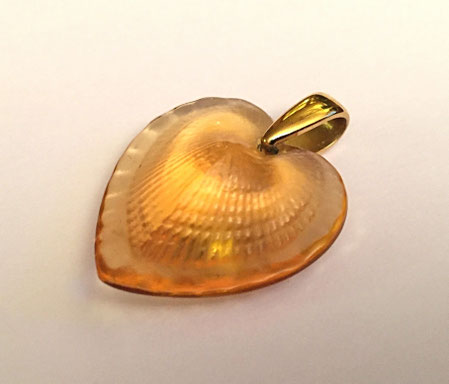 LALIQUE - PENDENTIF COEUR COLORIS AMBRE : RECTO