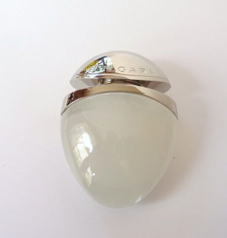 OMNIA CRYSTALLINE - GROS PLAN SUR LA VAPORISATEUR LUXUEUX EN VERRE BLANC, EAU DE TOILETTE 15 ML