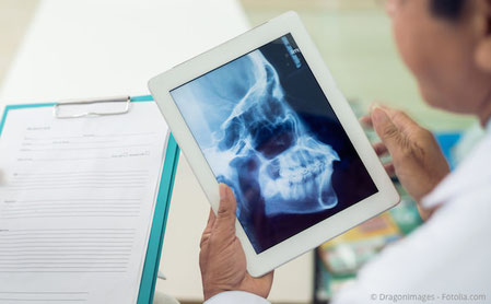 Tablet mit Röntgenaufnahme eines Schädels