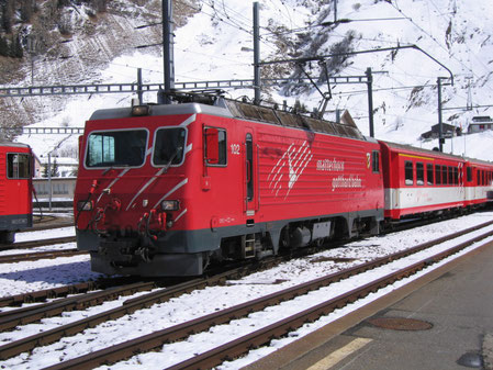 HGe 4/4 III 102 Lokomotive bei Einfahrt in Andermatt