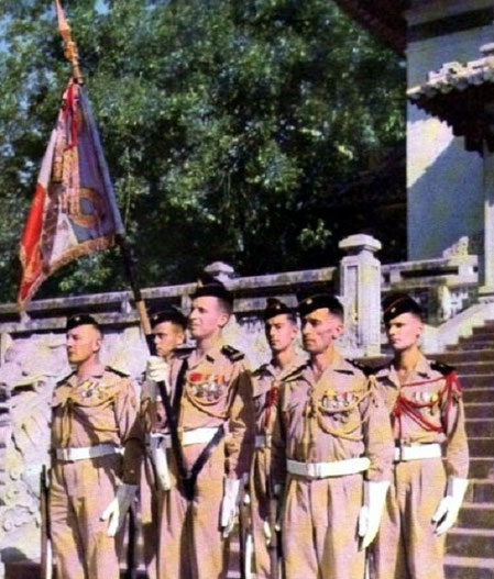 LES GENDARMES DE SAÏGON. On rencontrait partout des militaires en guoguette de par la ville.  Mr. Axenoff Père recommandait  à ses 3 filles chéries de changer de trottoir à leur vue et de rester bien groupées !!